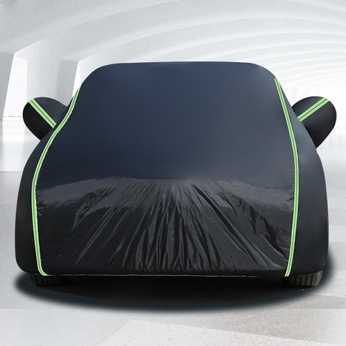 Funda de coche cubriendo un vehículo completo en el exterior